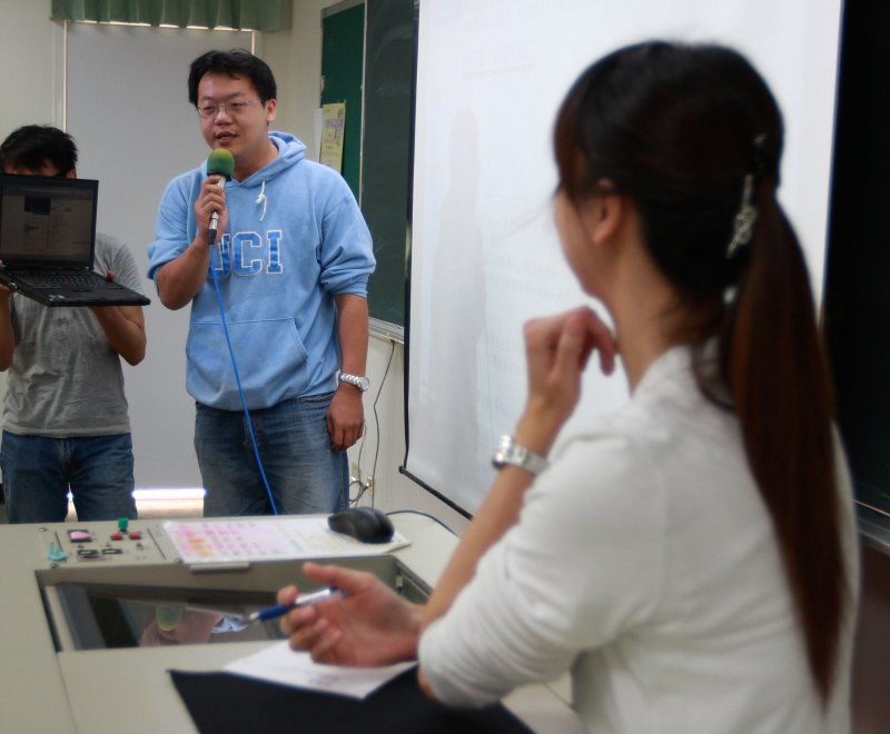 對參賽者認真評鑑；准駙馬爺也全力以赴，還有小廝伴唱。