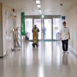 手指突然多個小黑點，直接忽略就好？他76歲確診「黑色素癌」，積極治療搶回性命…